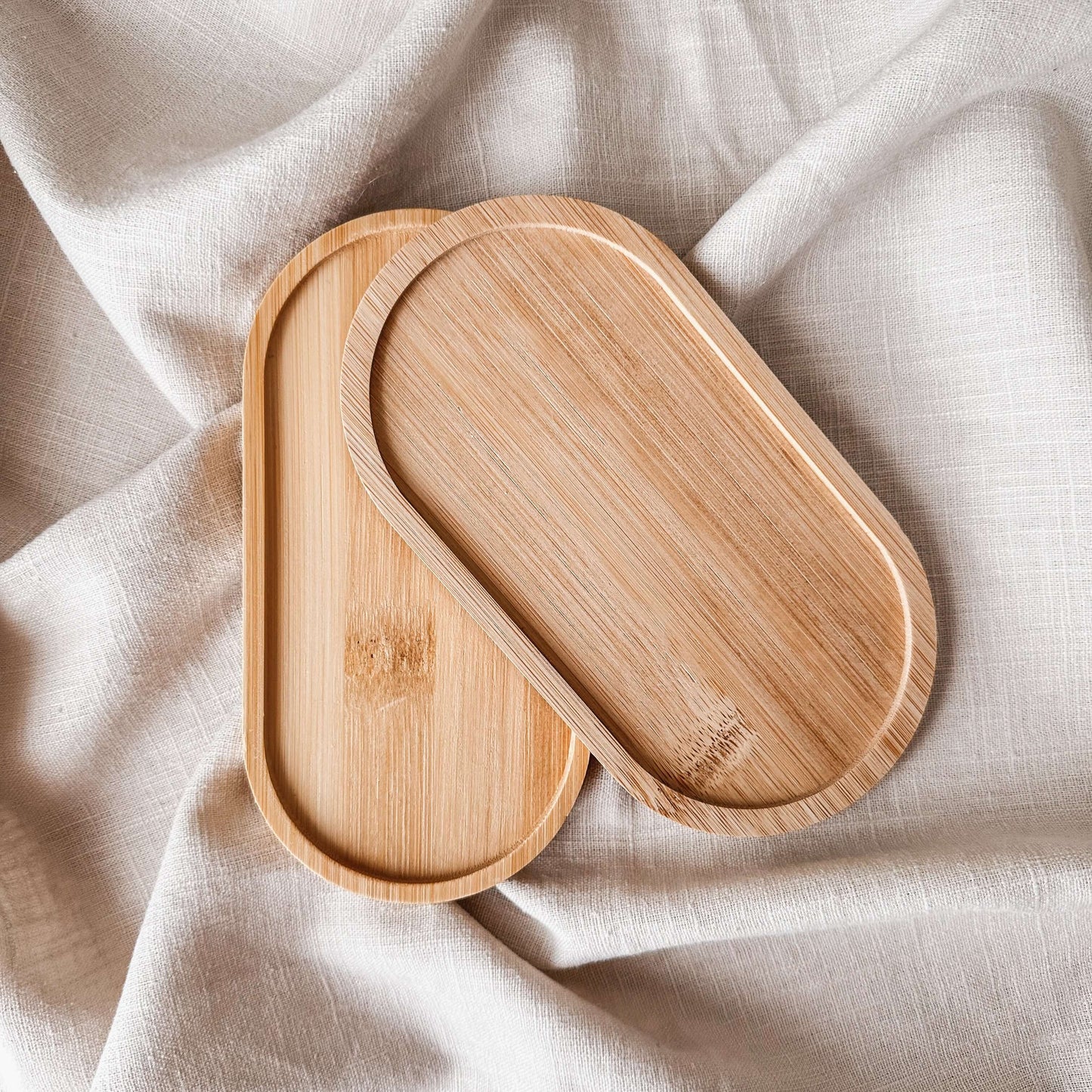 Base decorativa oval em madeira clara natural para velas. Eco-friendly e elegante. Tsuki Studio.