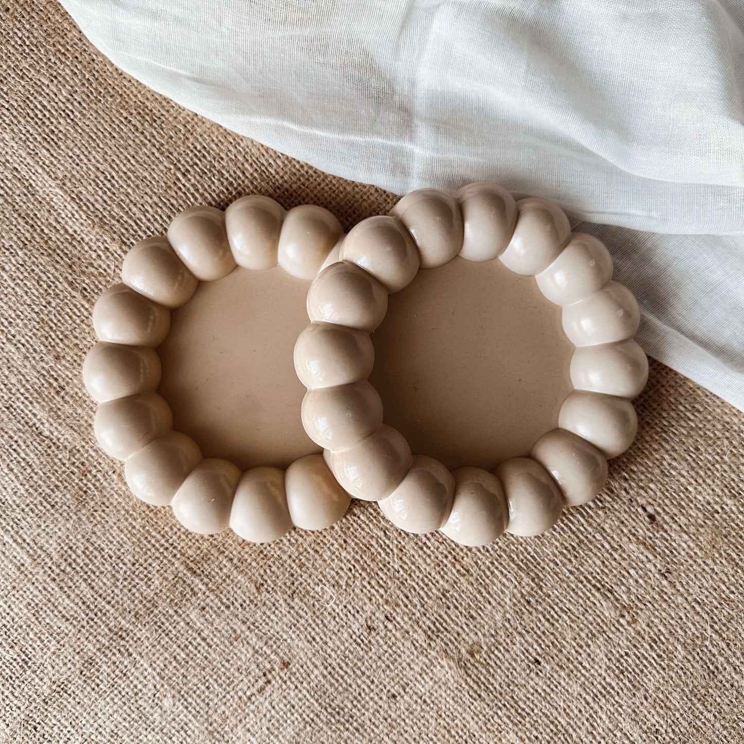 Base decorativa bubbles em jesmonite bege para velas artesanais. Feita à mão em Portugal. Tsuki Studio.