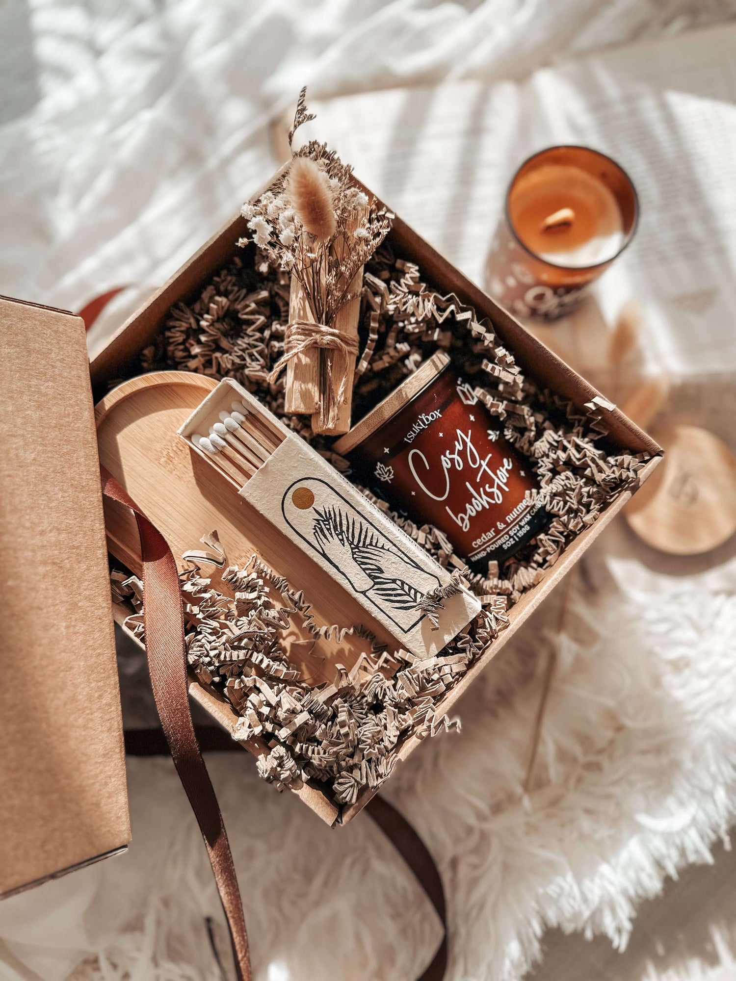 Caixa de oferta de luxo com velas artesanais botânicas e acessórios - Tsuki Box