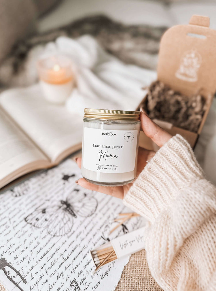 Vela artesanal de cera de soja personalizada com rótulo personalizado - Tsuki Box Portugal