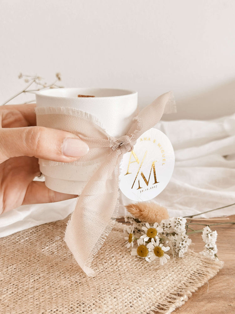 Vela lembrança de casamento em copo branco com fita de gaze e flores secas - Tsuki Box