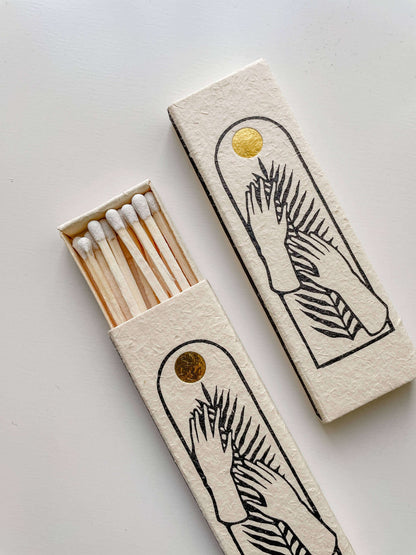 Fósforos compridos para velas em caixa branca. Acende rituais com segurança e elegância. Tsuki Studio.
