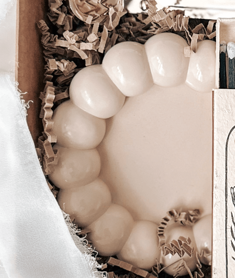 Base decorativa bubbles em jesmonite branco liso para velas. Feita à mão em Portugal. Tsuki Studio.