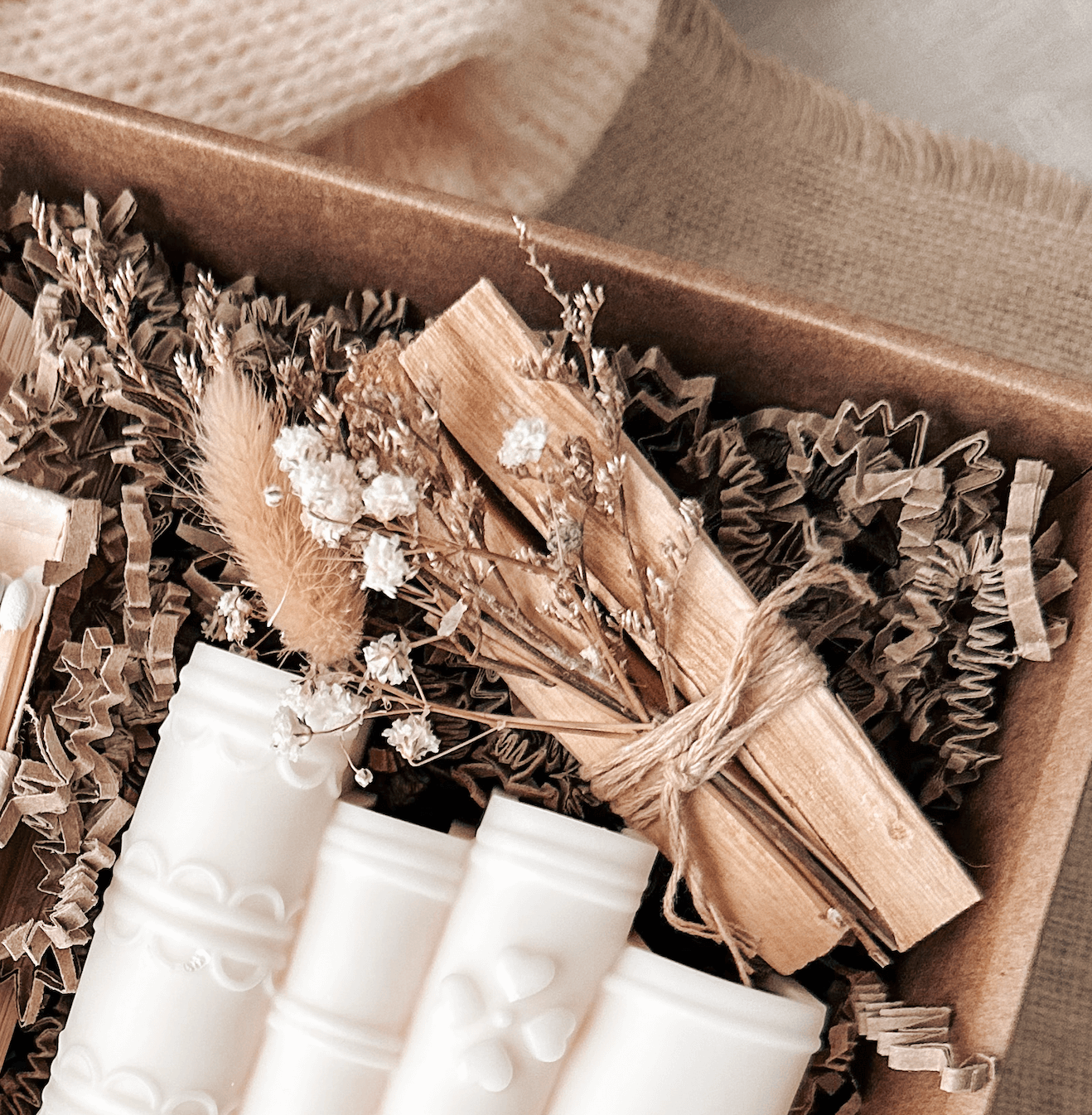 Palo santo e flores secas para purificação e harmonia. Ritual de bem-estar feito em Portugal. Tsuki Studio.