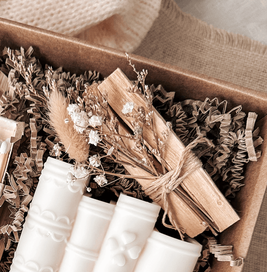 Palo santo e flores secas para purificação e harmonia. Ritual de bem-estar feito em Portugal. Tsuki Studio.