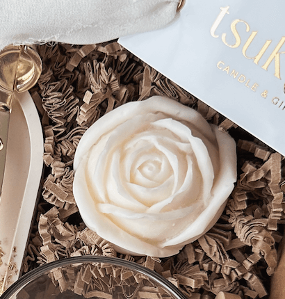 Vela perfumada em forma de rosa branca em cera. 95g. Feita à mão em Portugal.