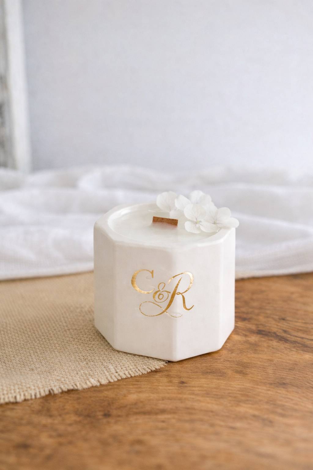 Vela Recuerdo Hexagonal con Monograma | Pan de Oro y Flores Secas | Bodas y Eventos