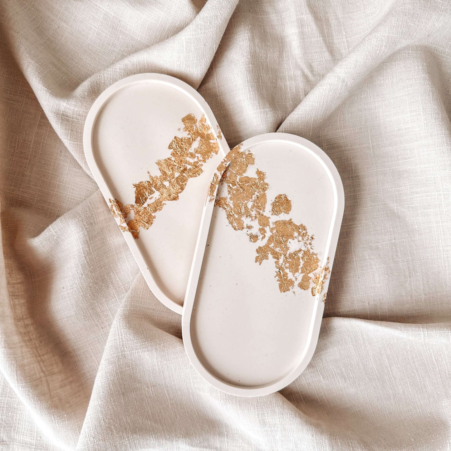 Decorative Oval Base for Candles | White & Gold