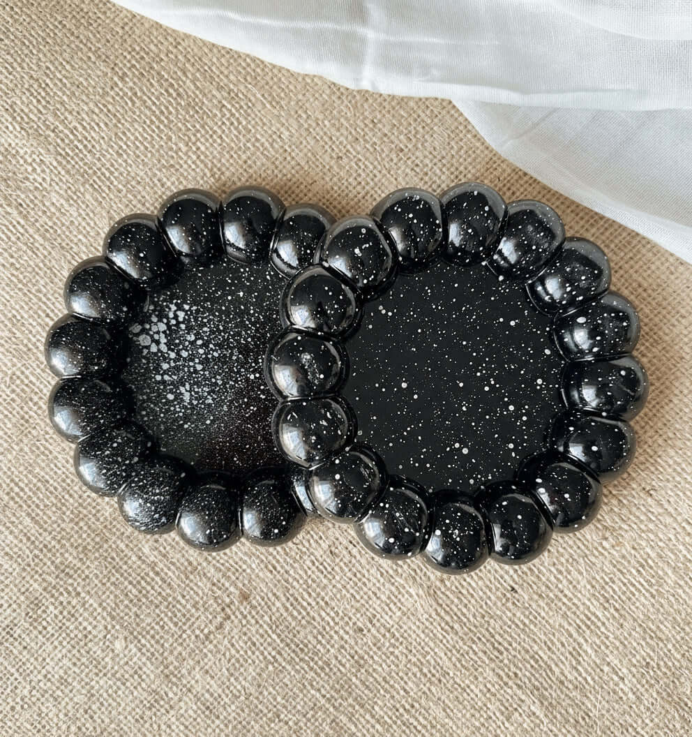 Base decorativa bubbles em jesmonite preto salpicado para velas. Feita à mão em Portugal. Tsuki Studio.