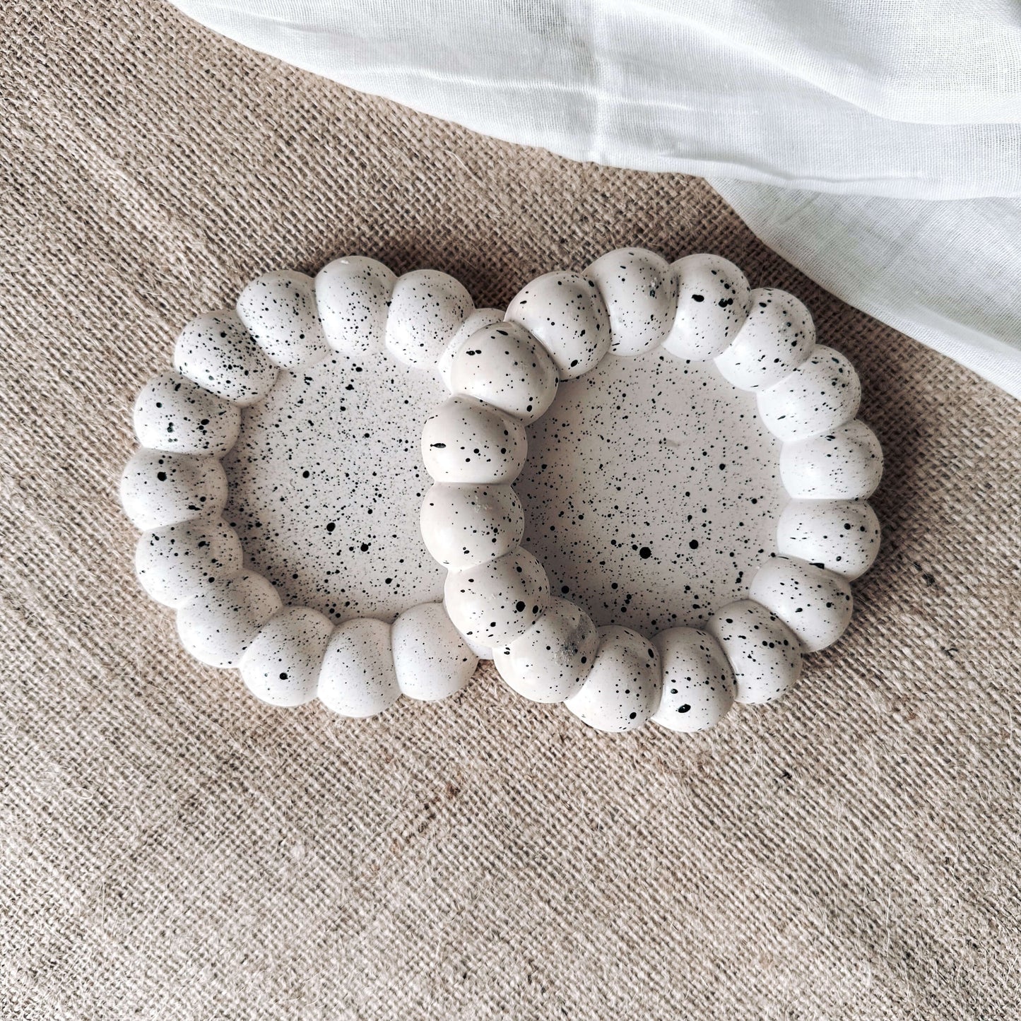 Base decorativa bubbles em jesmonite branco salpicado para velas. Feita à mão em Portugal. Tsuki Studio.