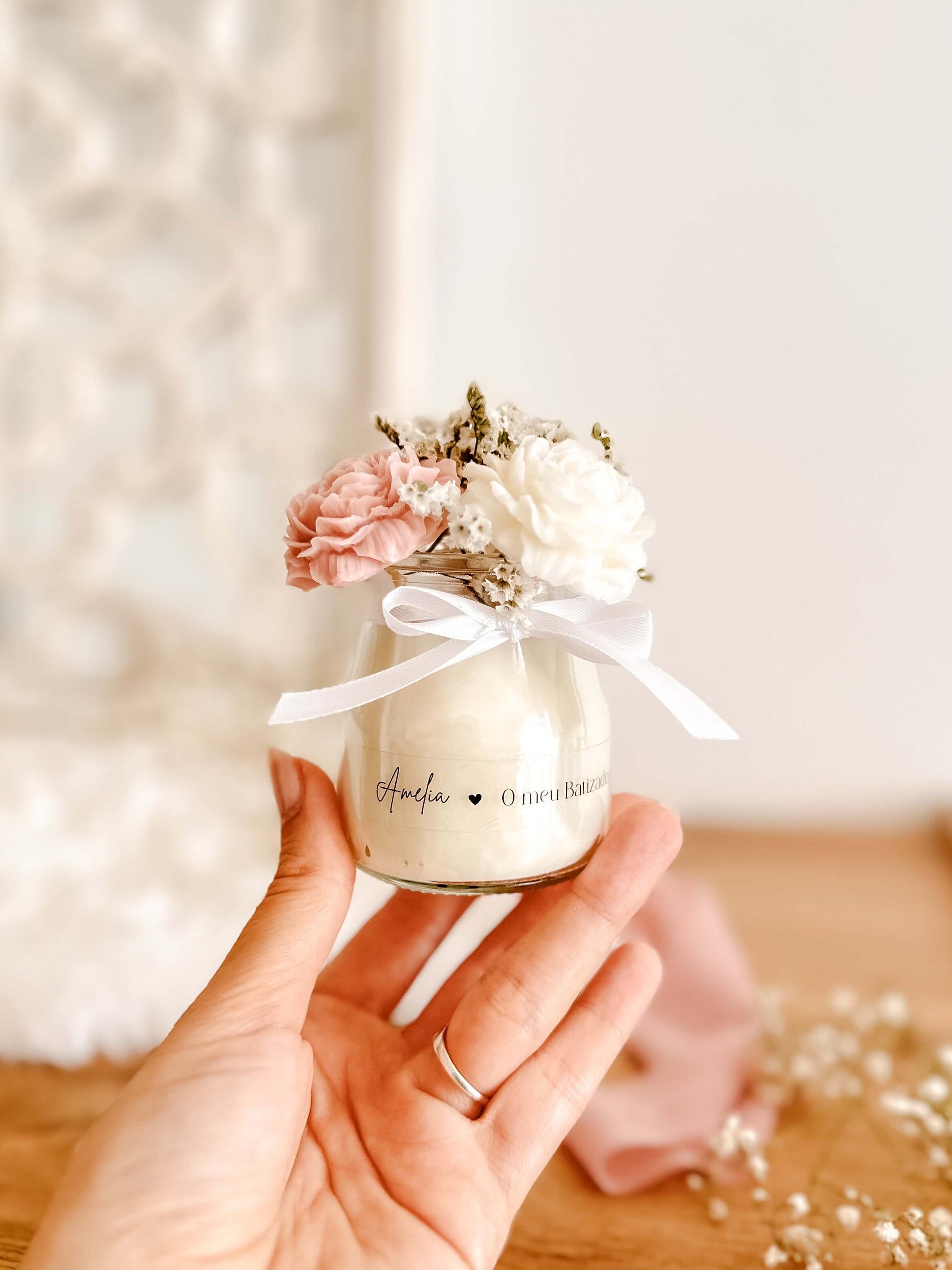 Vela lembrança com mini bouquet de peónias em cera, em copo de vidro. Para casamentos e batizados. Tsuki Studio.