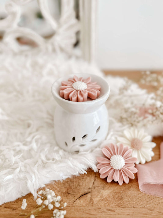 Kit lembrança com queimador de cerâmica e wax melts margarida rosa. Para casamentos e batizados. Tsuki Studio.