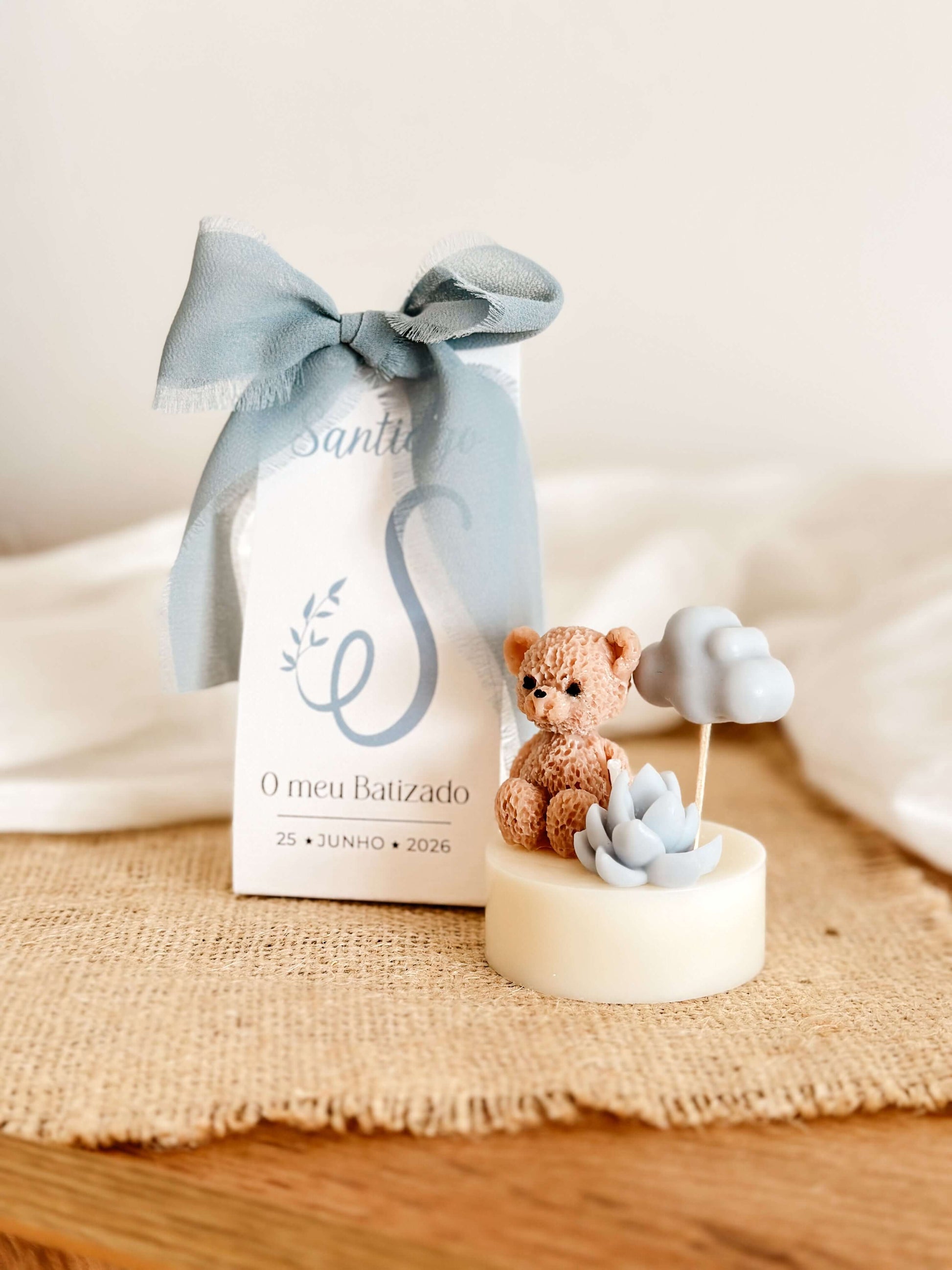 Mini vela lembrança com ursinho, nuvem e cactus em cera. Para batizados e baby showers. Tsuki Studio.