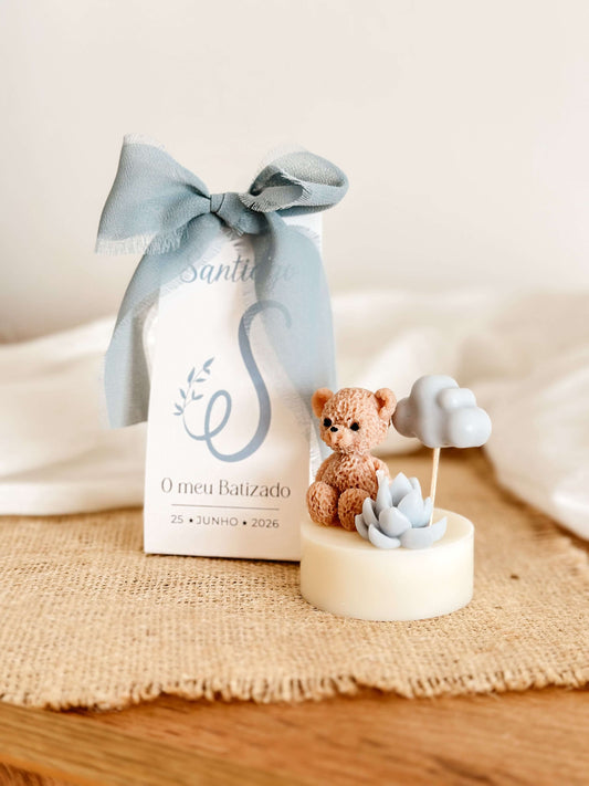 Mini vela lembrança com ursinho, nuvem e cactus em cera. Para batizados e baby showers. Tsuki Studio.