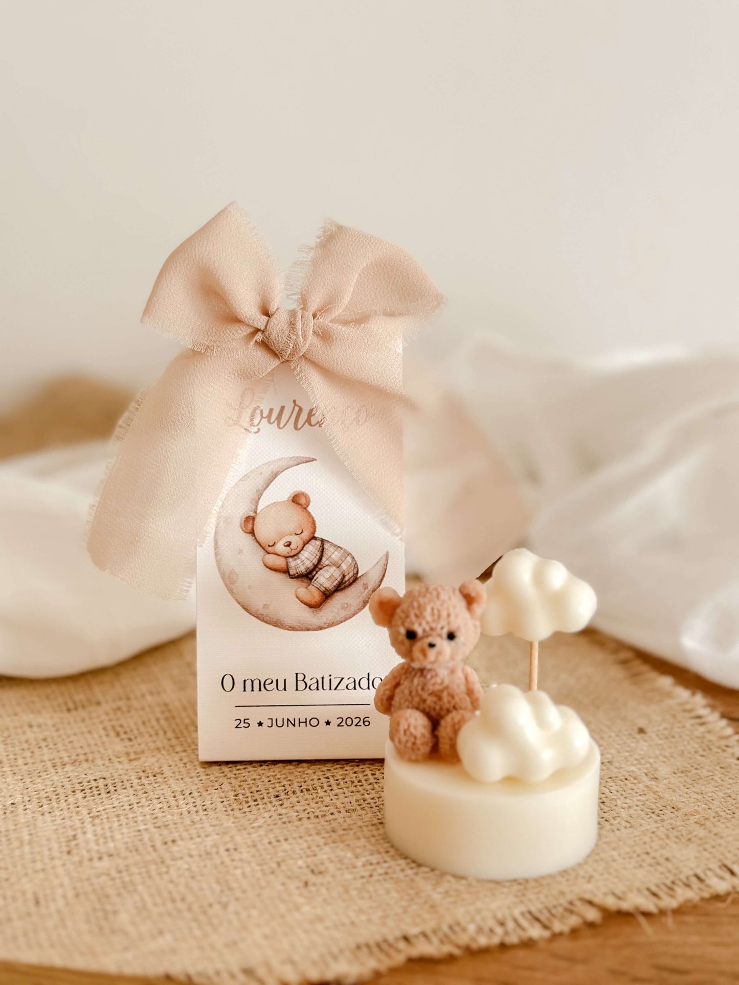 Mini vela lembrança com ursinho adormecido entre nuvens em cera. Para batizados e baby showers. Tsuki Studio.