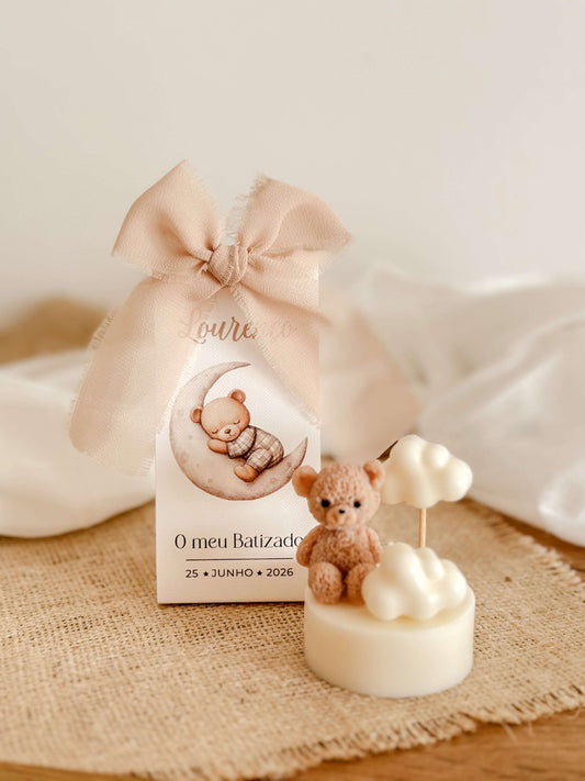 Mini vela lembrança com ursinho adormecido entre nuvens em cera. Para batizados e baby showers. Tsuki Studio.