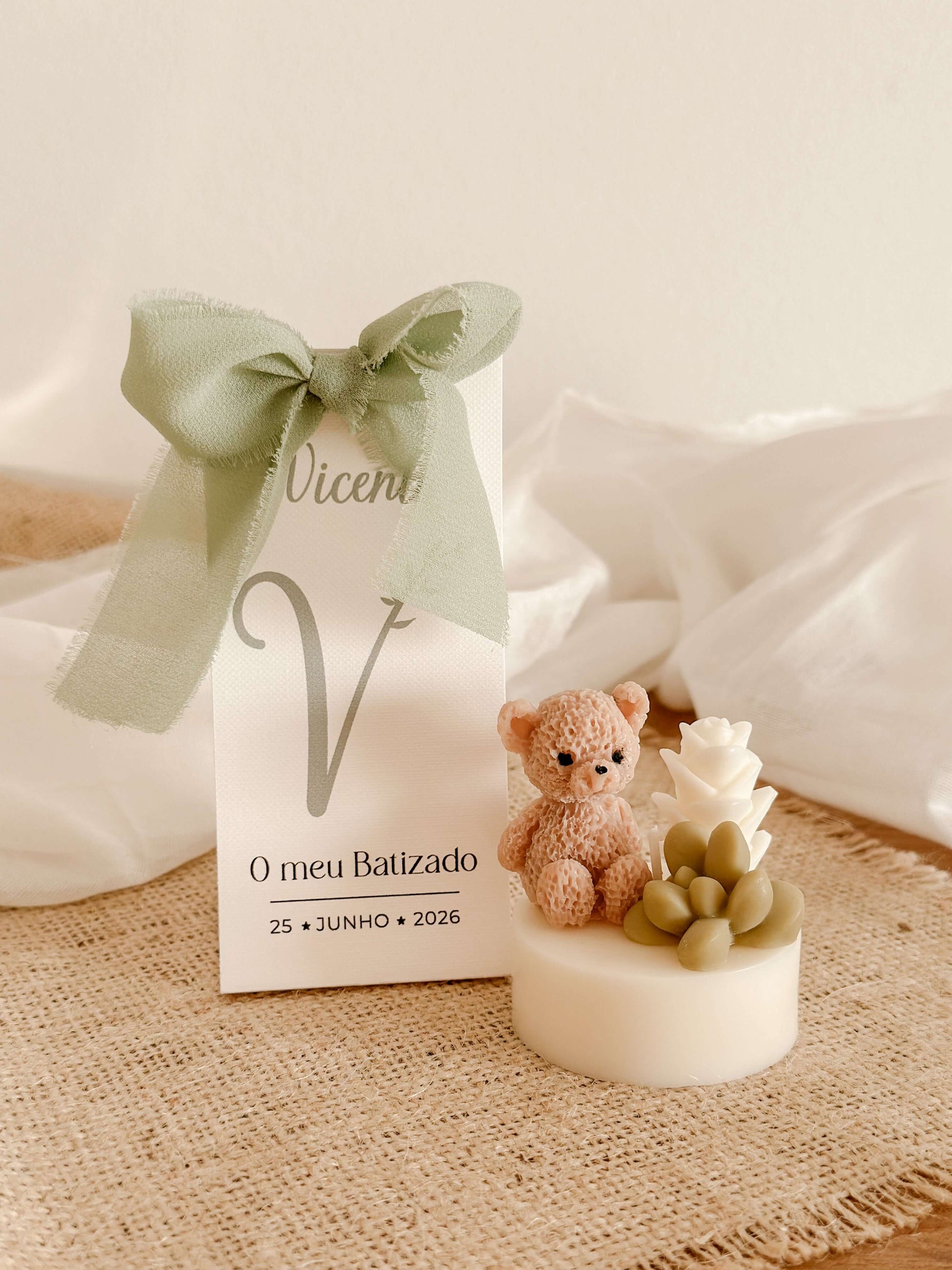 Mini vela lembrança com ursinho e cactus em cera, com cartão monograma. Para batizados e baby showers. Tsuki Studio.