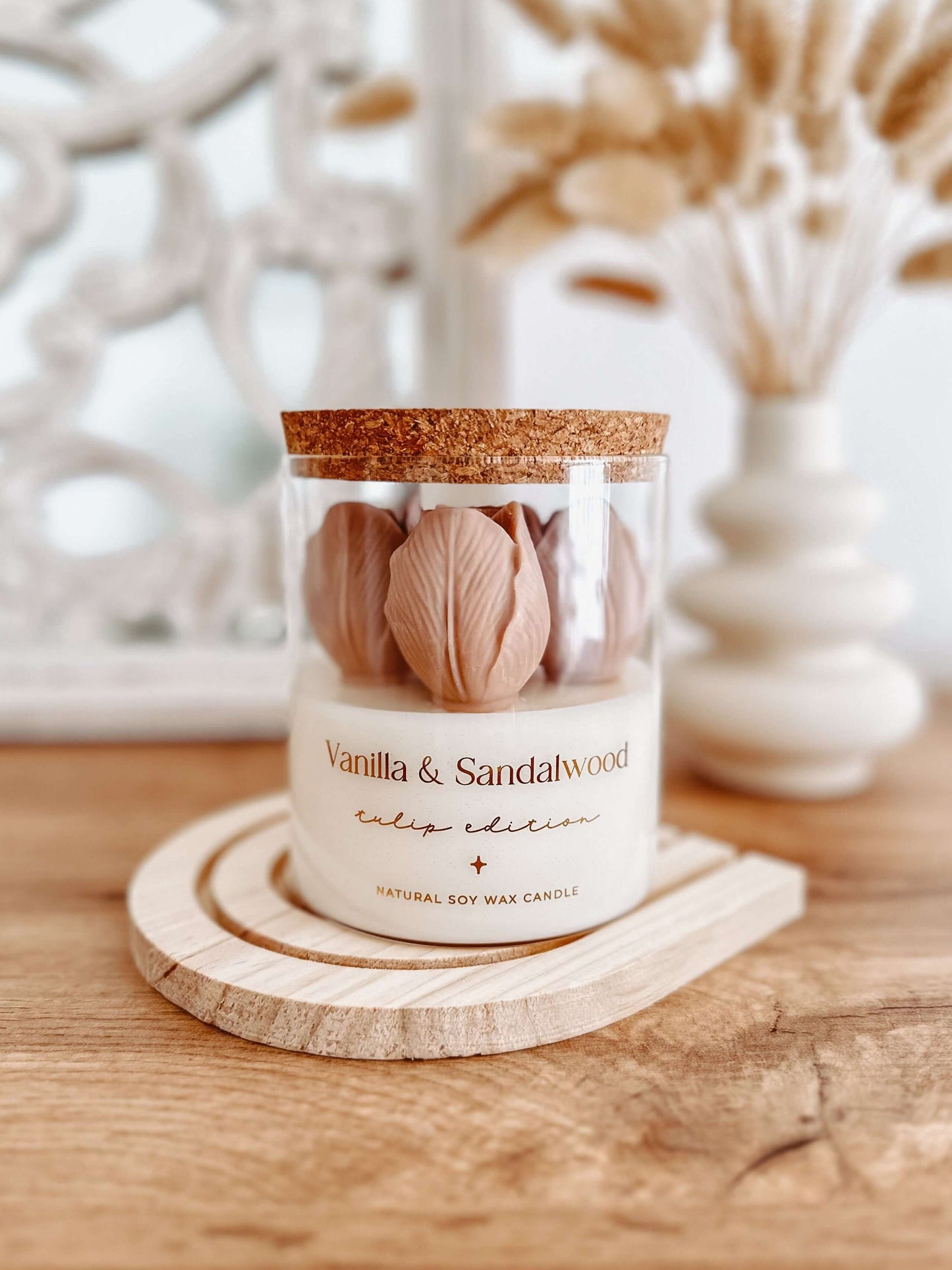 Botanical Candle | Beige Tulips | Vanilla & Sandalwood 400g