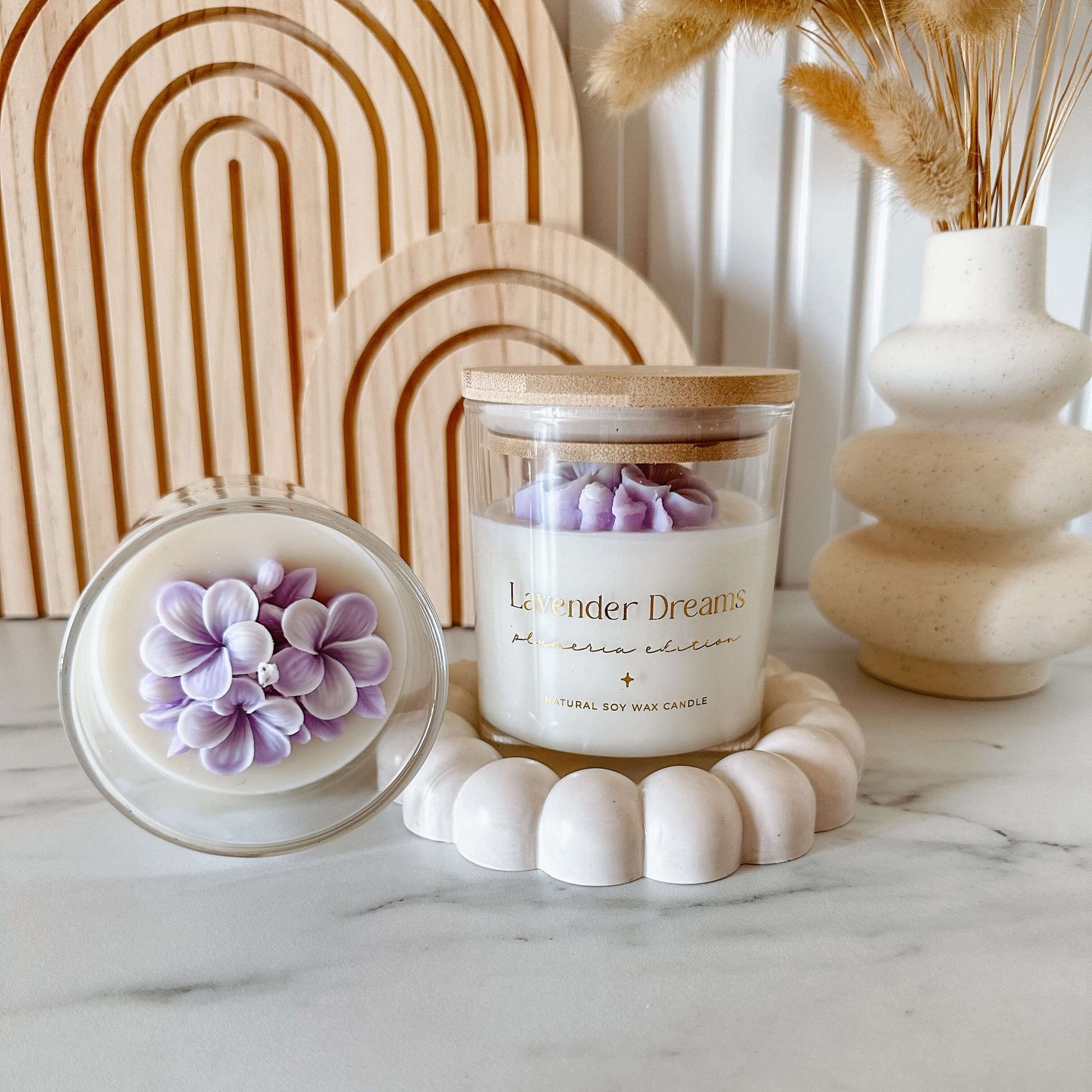 Vela botânica artesanal edição Plumeria. Fragrância Lavender Dreams. Feita à mão em Portugal. 200g.