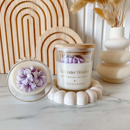 Vela botânica artesanal edição Plumeria. Fragrância Lavender Dreams. Feita à mão em Portugal. 200g.