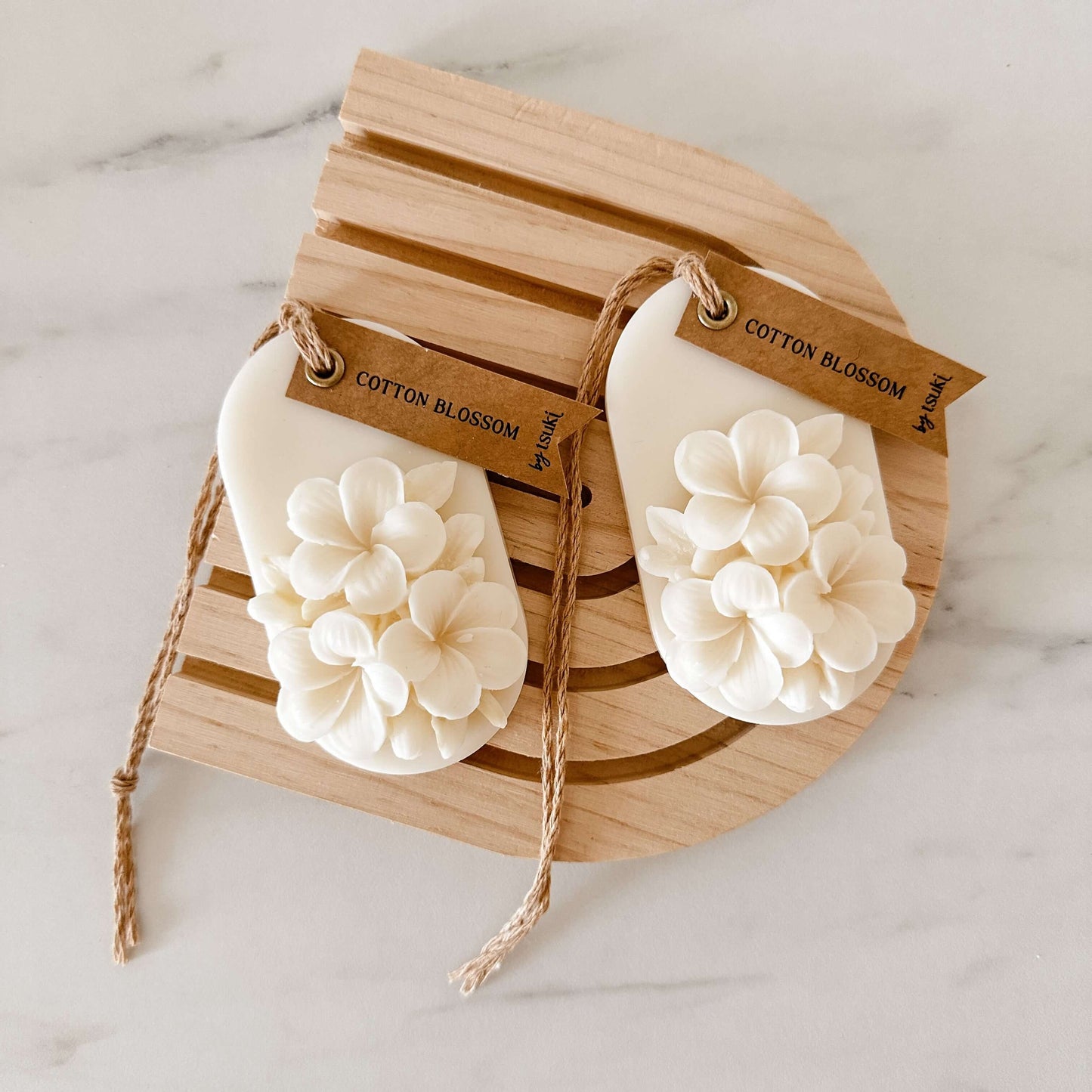 Pack 2 pendentes de cera perfumados Flor de Algodão. Fragrância sem chama. Feitos à mão em Portugal. Tsuki Studio.