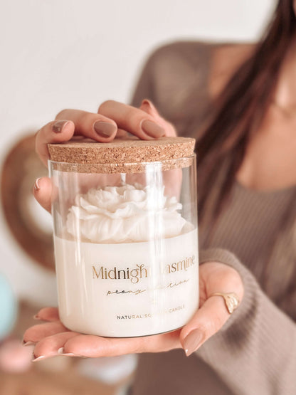 Vela botânica artesanal com peónia branca em cera. Fragrância Midnight Jasmine. Feita à mão em Portugal. 400g.
