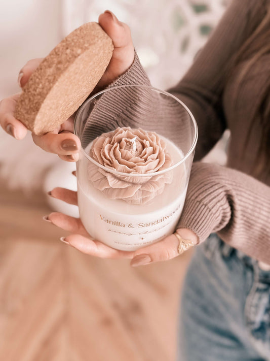 Vela botânica artesanal com peónia bege em cera. Fragrância Vanilla & Sandalwood. Feita à mão em Portugal. 400g.