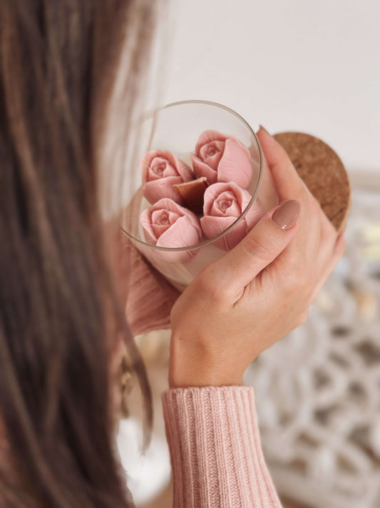 Vela botânica artesanal com túlipas rosa em cera. Fragrância Cherry Blossom. Feita à mão em Portugal. 400g.