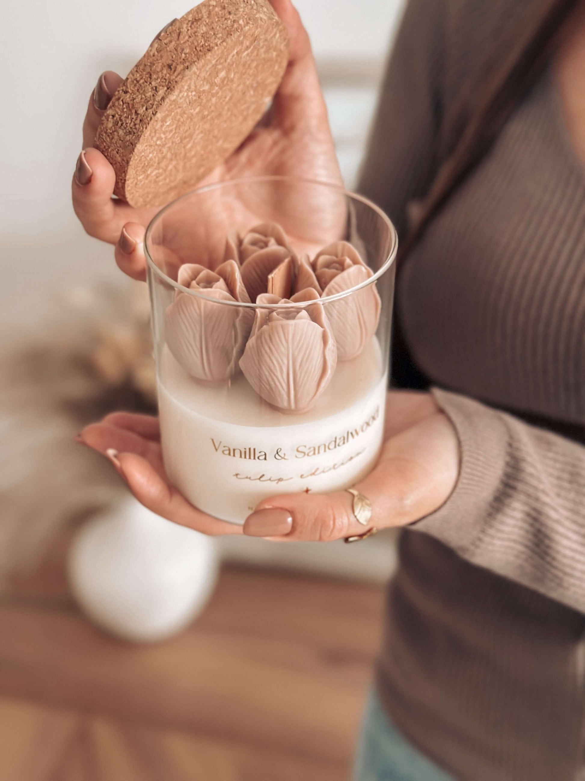 Vela botânica artesanal com túlipas bege em cera. Fragrância Vanilla & Sandalwood. Feita à mão em Portugal. 400g.