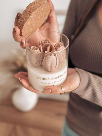 Vela botânica artesanal com túlipas bege em cera. Fragrância Vanilla & Sandalwood. Feita à mão em Portugal. 400g.