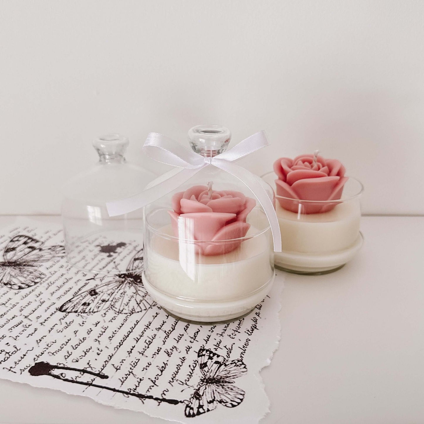 Vela artesanal com rosa cor-de-rosa em cera numa redoma de vidro. Feita à mão em Portugal.