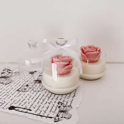 Vela artesanal com rosa cor-de-rosa em cera numa redoma de vidro. Feita à mão em Portugal.