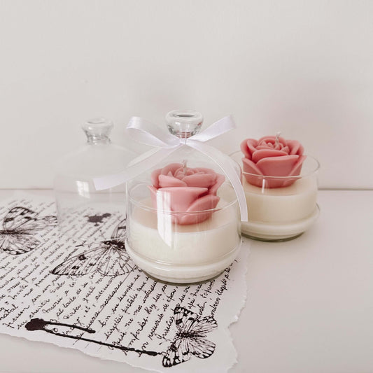 Vela artesanal com rosa cor-de-rosa em cera numa redoma de vidro. Feita à mão em Portugal.