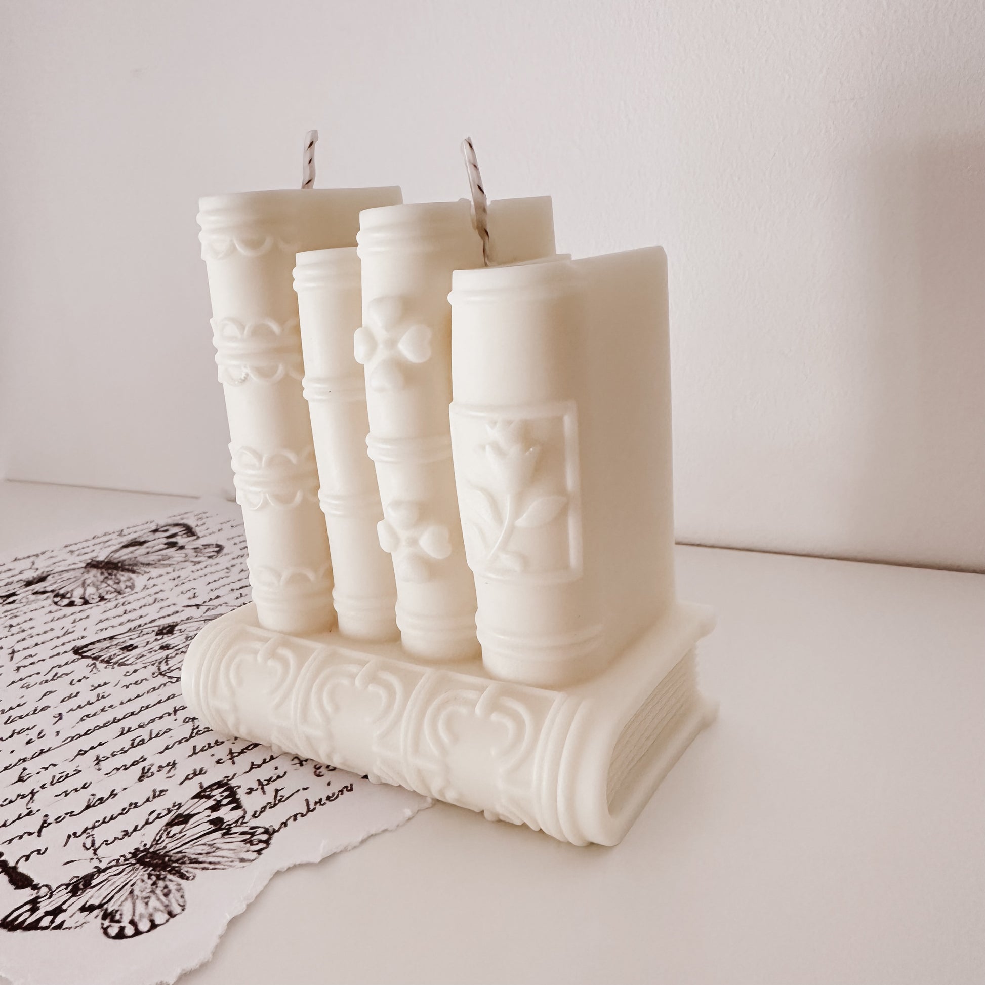 Vela artesanal em forma de pilha de livros, estilo slow living. Feita à mão em Portugal. Tsuki Studio.