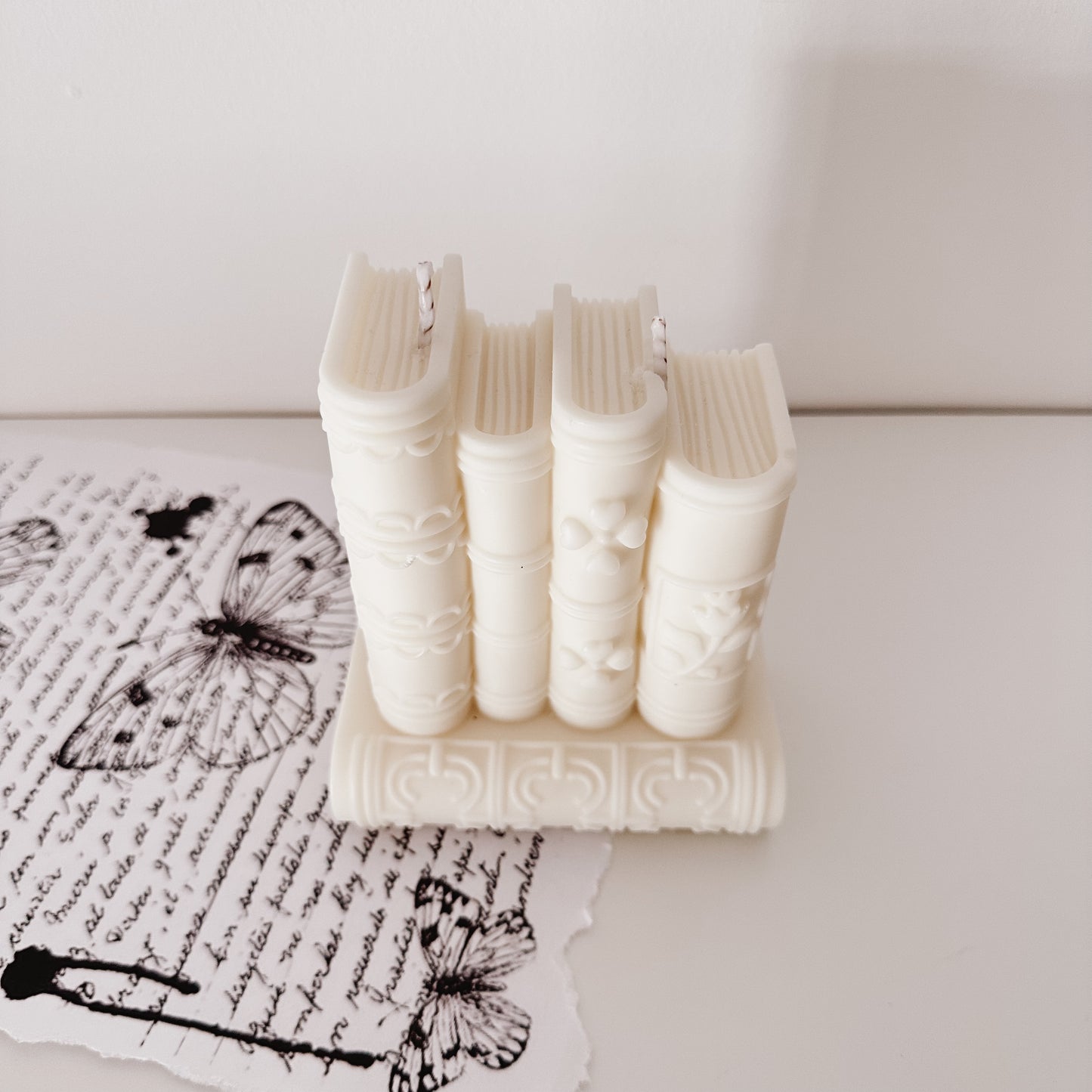 Vela artesanal decorativa em forma de pilha de livros. Feita à mão em Portugal. Tsuki Studio.