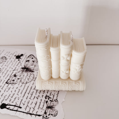 Vela artesanal decorativa em forma de pilha de livros. Feita à mão em Portugal. Tsuki Studio.