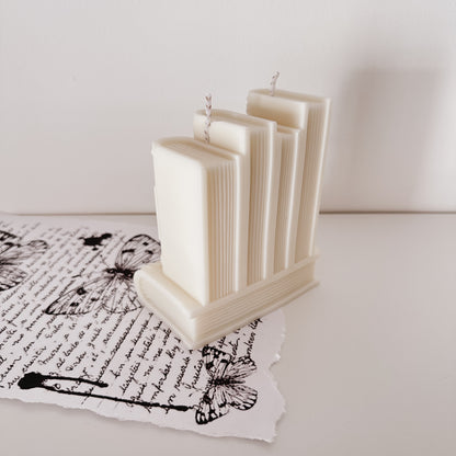 Vela artesanal em forma de pilha de livros, detalhe da textura. Feita à mão em Portugal. Tsuki Studio.