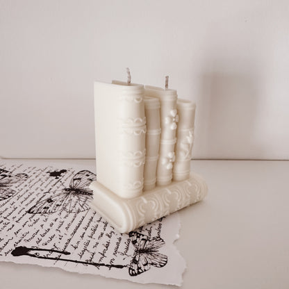 Vela artesanal em forma de pilha de livros, vista lateral. Feita à mão em Portugal. Tsuki Studio.