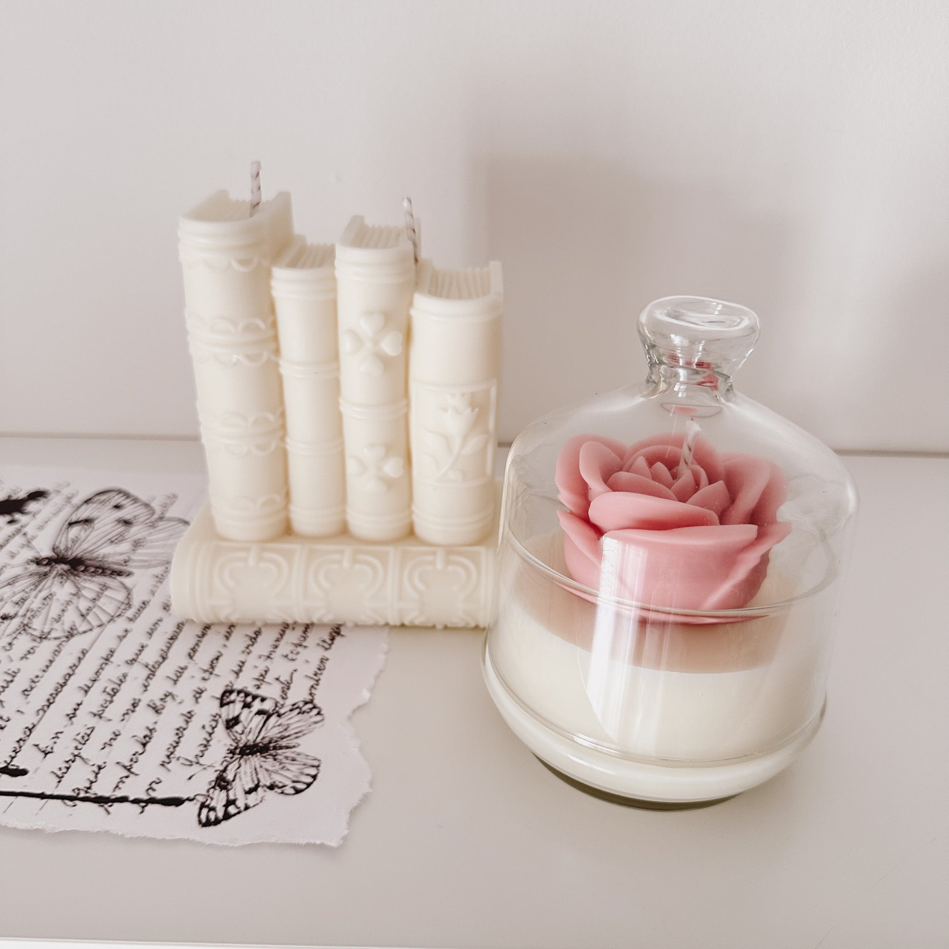 Vela artesanal em forma de pilha de livros. Detalhe de estilo. Feita à mão em Portugal. Tsuki Studio.