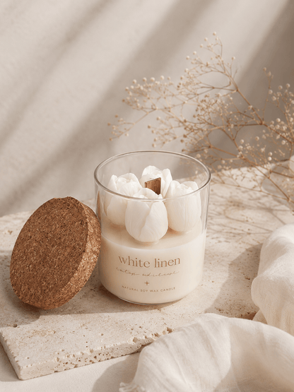 Vela botânica artesanal com túlipas brancas em cera. Fragrância White Linen. Feita à mão em Portugal. 400g.