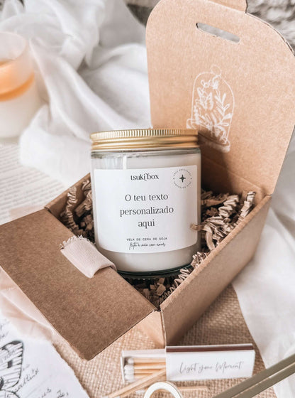 Vela personalizada com dedicatória em cera de soja, 180g. Aroma Soft Vanilla. Feita à mão em Portugal. Tsuki Studio.