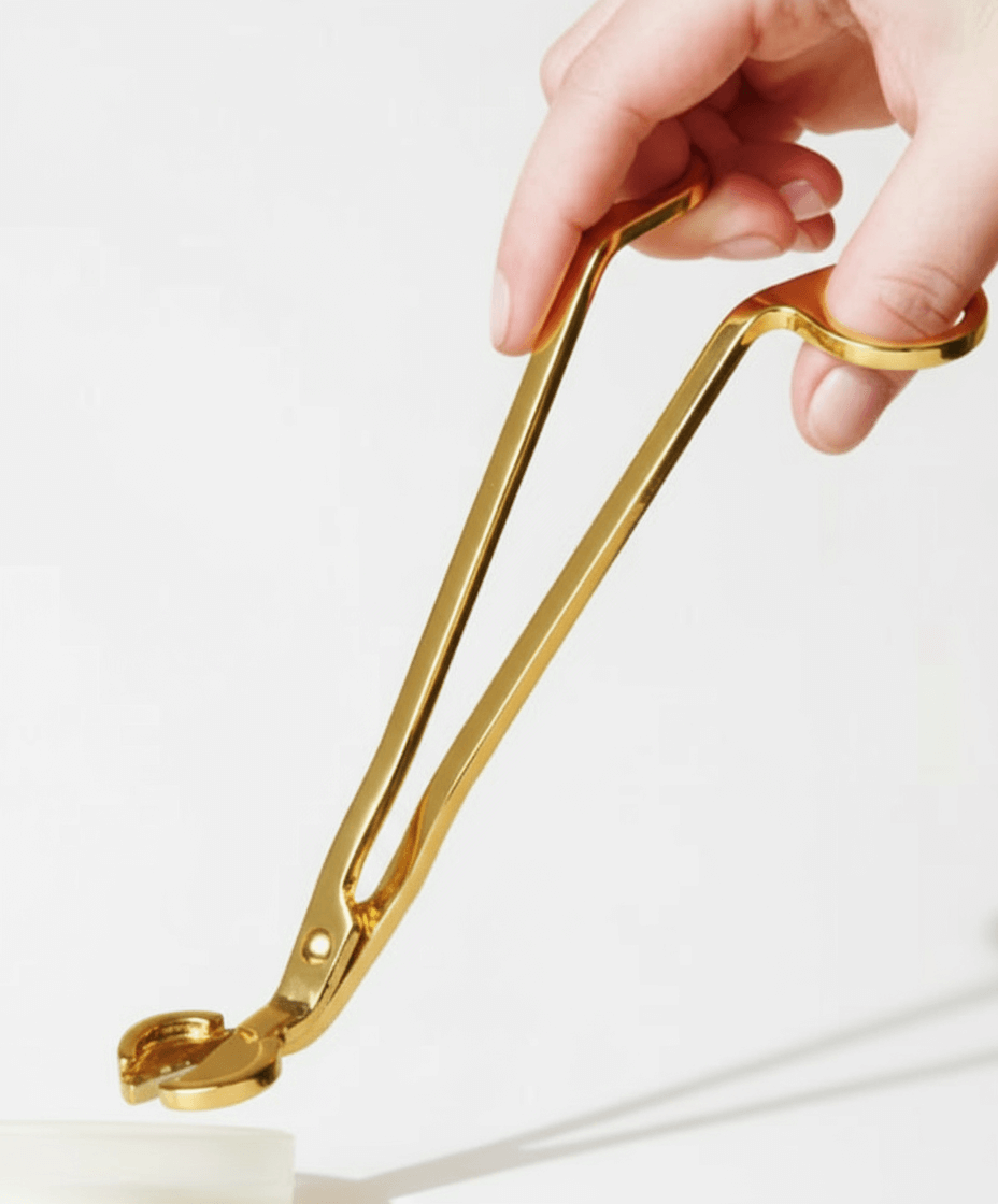 Cortador de pavio em metal dourado para velas artesanais. Elegante e funcional. Tsuki Studio.