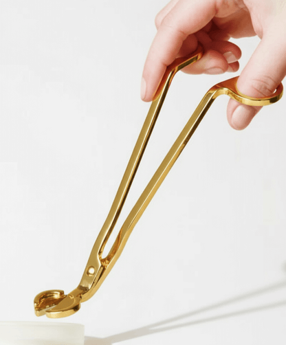 Cortador de pavio em metal dourado para velas artesanais. Elegante e funcional. Tsuki Studio.