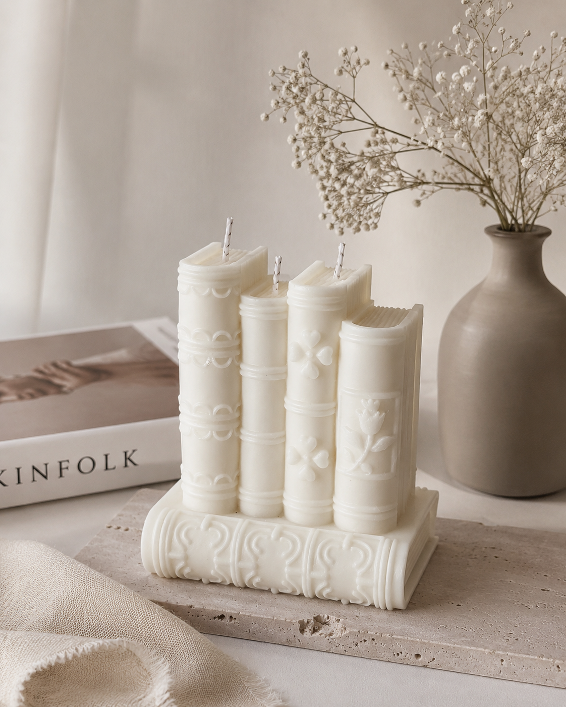 Vela decorativa em forma de pilha de livros branca. Fragrância White Cotton. Feita à mão em Portugal. 600g. Tsuki Studio.