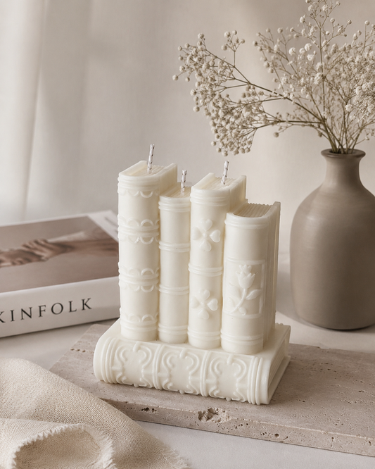 Vela decorativa em forma de pilha de livros branca. Fragrância White Cotton. Feita à mão em Portugal. 600g. Tsuki Studio.