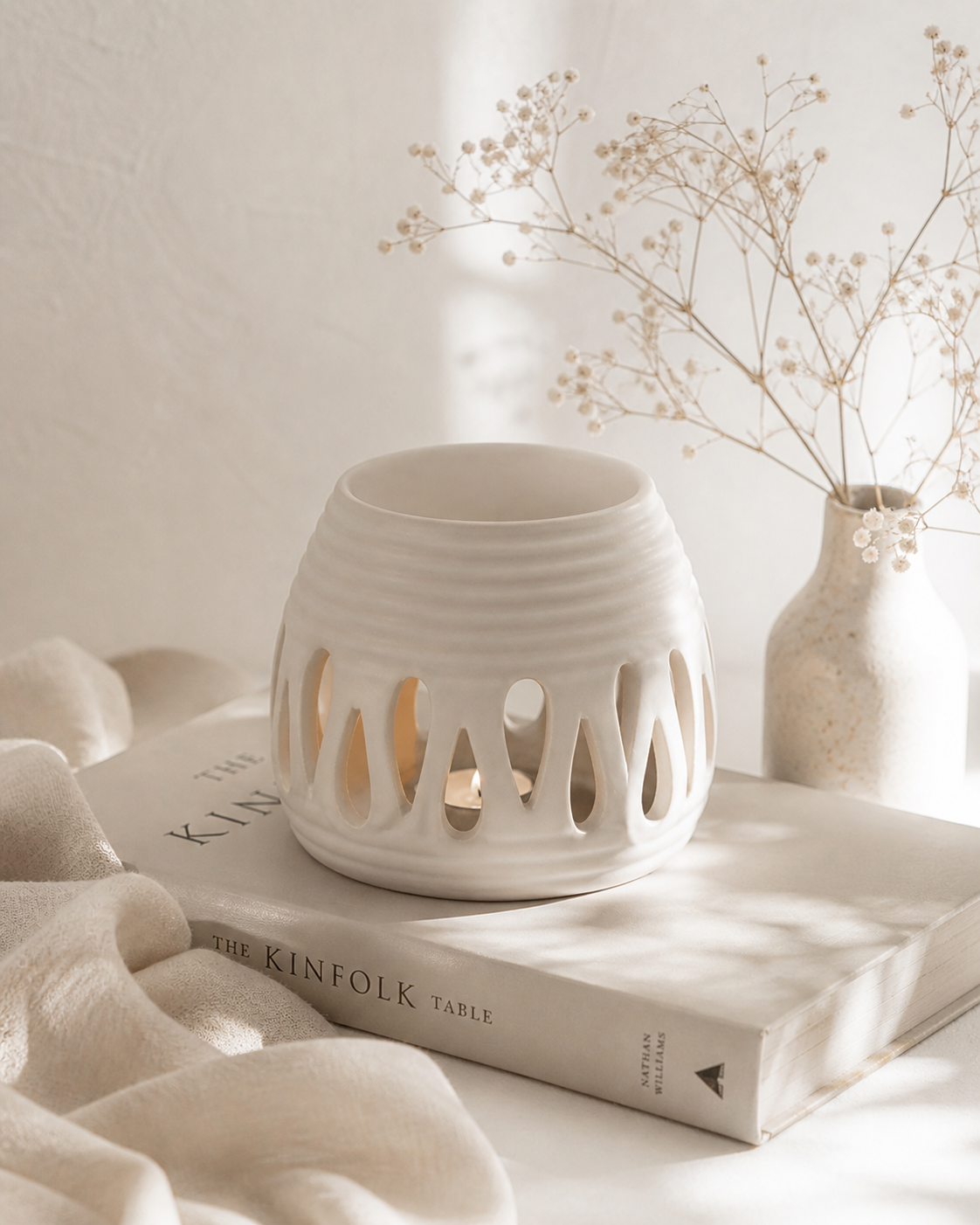 Queimador de cerâmica branco com design de gotas para wax melts. Tsuki Studio.