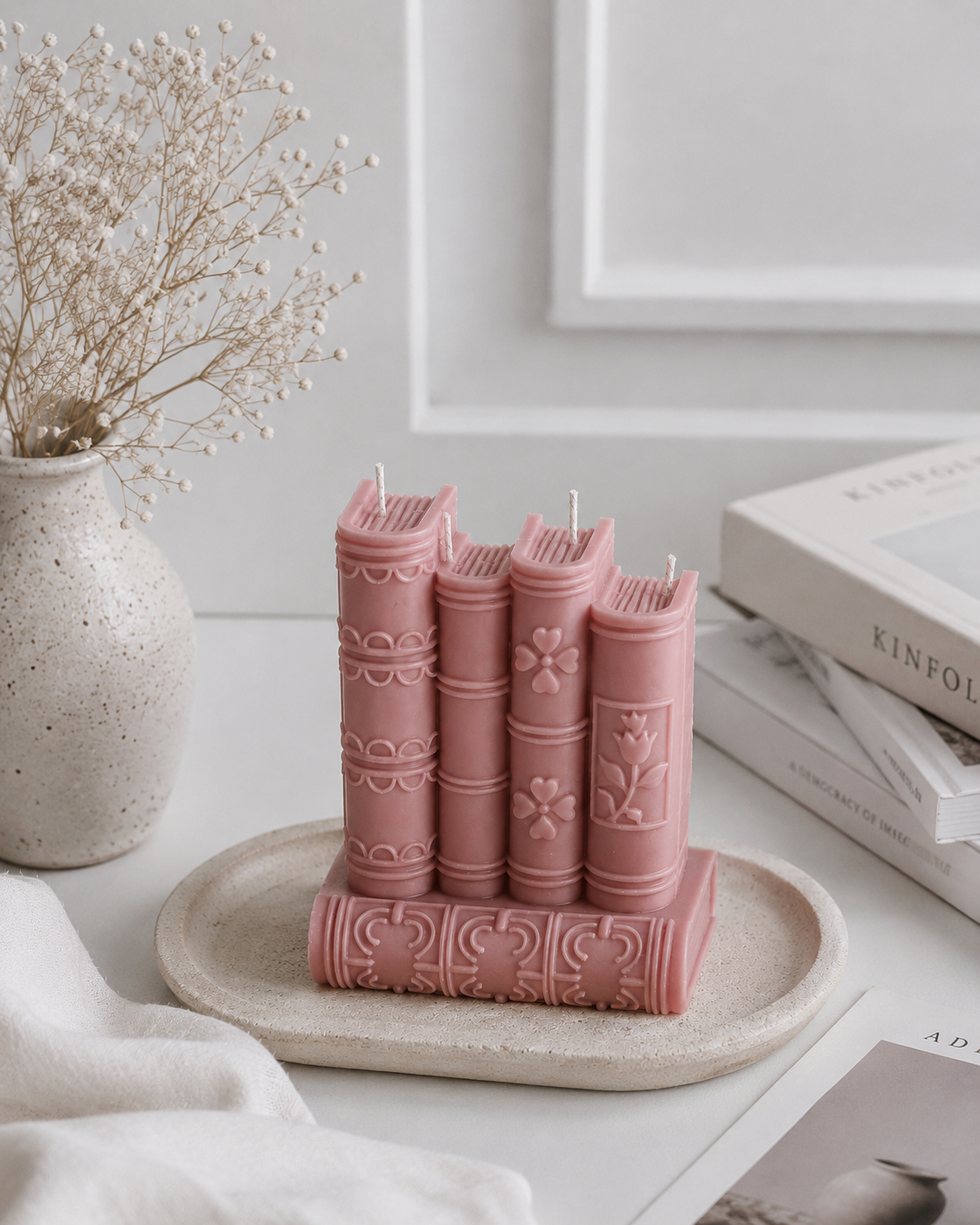 Vela decorativa em forma de pilha de livros rosa velho. Feita à mão em Portugal. 600g.