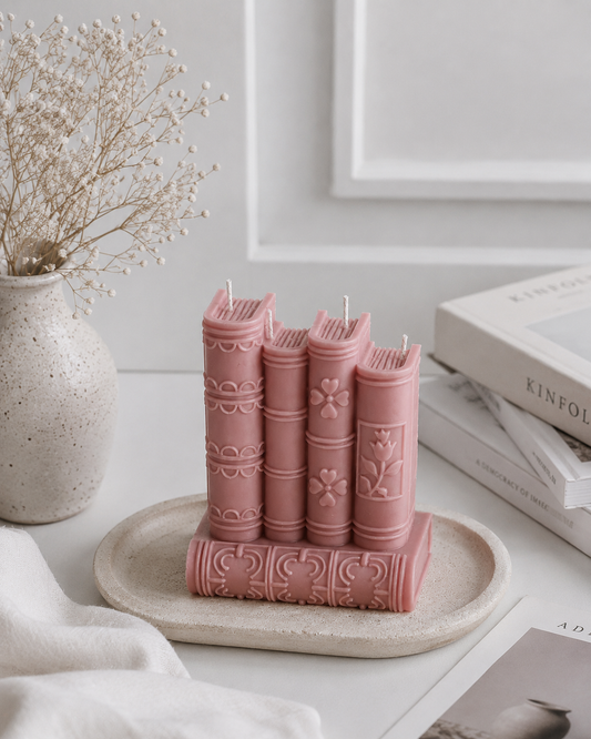 Vela decorativa em forma de pilha de livros rosa velho. Feita à mão em Portugal. 600g.